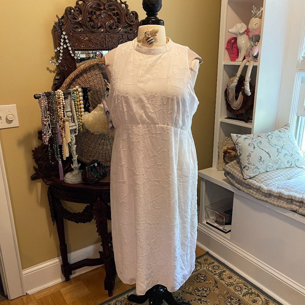 EST 1946 - EUC 22 / 24 White Dress Textured Floral Design!